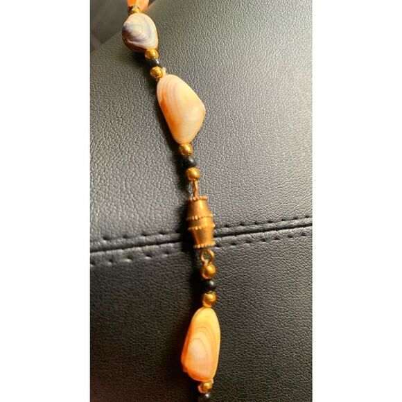 Vintage Lovely Whole Clamshell Necklace, in Gold and Black beads, Unmarked - Picture 3 of 3